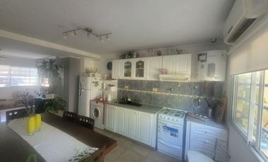 Duplex en Gonnet con Cochera y amplio jardin