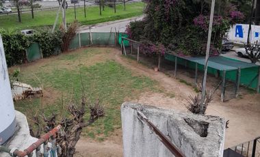 Casa apta comercial sobre colectora con carteles de publicidad