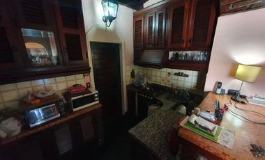 Casa apta comercial sobre colectora con carteles de publicidad