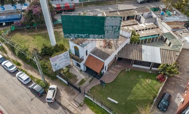 Casa apta comercial sobre colectora con carteles de publicidad