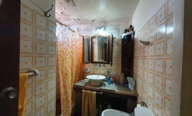 Casa apta comercial sobre colectora con carteles de publicidad