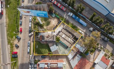 Casa apta comercial sobre colectora con carteles de publicidad
