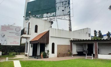 Casa apta comercial sobre colectora con carteles de publicidad