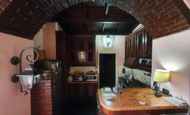 Casa apta comercial sobre colectora con carteles de publicidad