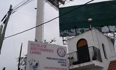 Casa apta comercial sobre colectora con carteles de publicidad