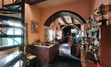 Casa apta comercial sobre colectora con carteles de publicidad