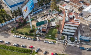 Casa apta comercial sobre colectora con carteles de publicidad