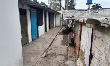 Casa apta comercial sobre colectora con carteles de publicidad