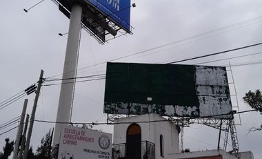 Casa apta comercial sobre colectora con carteles de publicidad