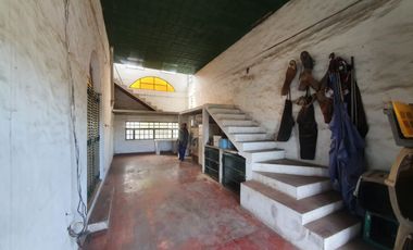 Casa apta comercial sobre colectora con carteles de publicidad