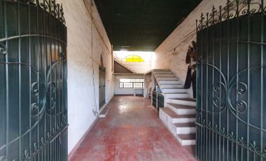 Casa apta comercial sobre colectora con carteles de publicidad