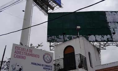 Casa apta comercial sobre colectora con carteles de publicidad