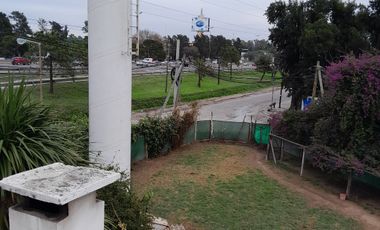 Casa apta comercial sobre colectora con carteles de publicidad