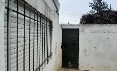 Casa apta comercial sobre colectora con carteles de publicidad