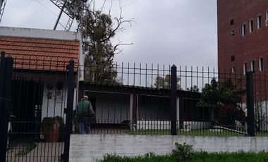 Casa apta comercial sobre colectora con carteles de publicidad