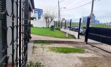 Casa apta comercial sobre colectora con carteles de publicidad
