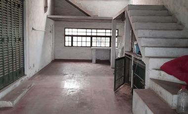 Casa apta comercial sobre colectora con carteles de publicidad