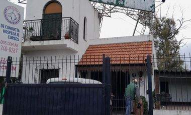 Casa apta comercial sobre colectora con carteles de publicidad