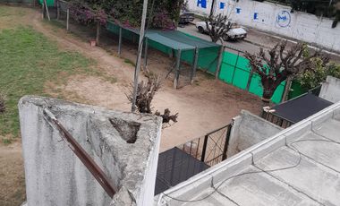 Casa apta comercial sobre colectora con carteles de publicidad