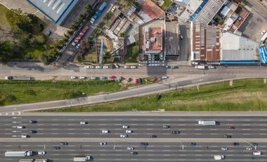 Casa apta comercial sobre colectora con carteles de publicidad