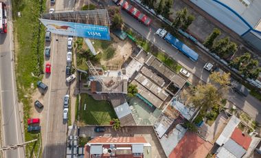 Casa apta comercial sobre colectora con carteles de publicidad