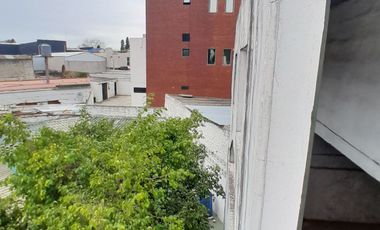 Casa apta comercial sobre colectora con carteles de publicidad