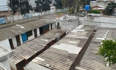 Casa apta comercial sobre colectora con carteles de publicidad