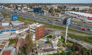 Casa apta comercial sobre colectora con carteles de publicidad