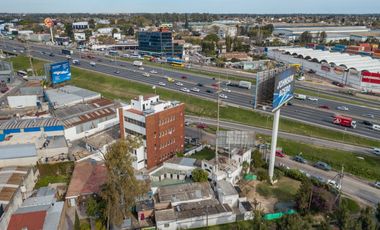 Casa apta comercial sobre colectora con carteles de publicidad