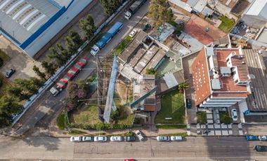 Casa apta comercial sobre colectora con carteles de publicidad
