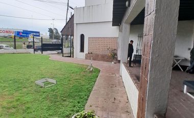 Casa apta comercial sobre colectora con carteles de publicidad