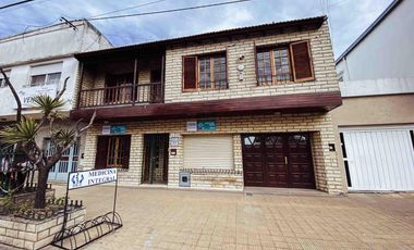 Edificio Comercial en venta - 7 Consultorios 3 Dormitorios 7 Baños - 428Mts2 - Berisso