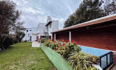 Edificio Comercial en venta - 7 Consultorios 3 Dormitorios 7 Baños - 428Mts2 - Berisso