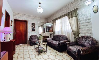 Edificio Comercial en venta - 7 Consultorios 3 Dormitorios 7 Baños - 428Mts2 - Berisso