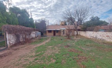 Casa en  venta, 2 dormitorios, living comedor cocina integrada, 1 baño completo, en esquina.
