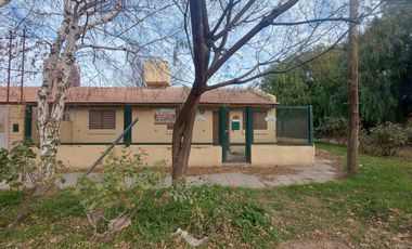 Casa en  venta, 2 dormitorios, living comedor cocina integrada, 1 baño completo, en esquina.