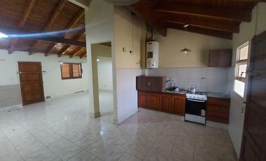 Casa en  venta, 2 dormitorios, living comedor cocina integrada, 1 baño completo, en esquina.