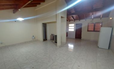 Casa en  venta, 2 dormitorios, living comedor cocina integrada, 1 baño completo, en esquina.
