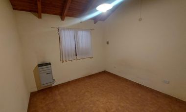 Casa en  venta, 2 dormitorios, living comedor cocina integrada, 1 baño completo, en esquina.