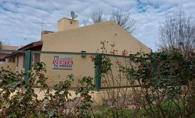 Casa en  venta, 2 dormitorios, living comedor cocina integrada, 1 baño completo, en esquina.