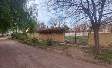 Casa en  venta, 2 dormitorios, living comedor cocina integrada, 1 baño completo, en esquina.