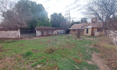 Casa en  venta, 2 dormitorios, living comedor cocina integrada, 1 baño completo, en esquina.