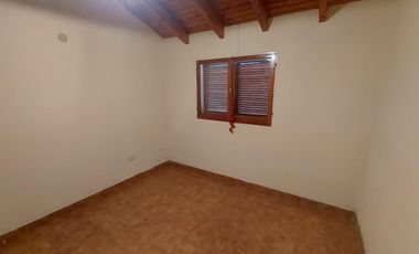 Casa en  venta, 2 dormitorios, living comedor cocina integrada, 1 baño completo, en esquina.