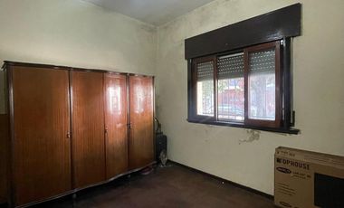 Casa en venta de 3 ambientes con patio y quincho con dormitorio y cocina -Wilde
