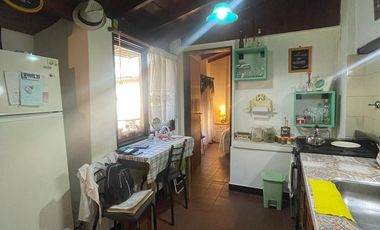 Casa en venta de 3 ambientes con patio y quincho con dormitorio y cocina -Wilde