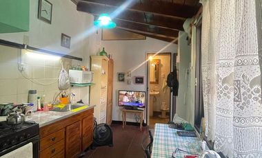 Casa en venta de 3 ambientes con patio y quincho con dormitorio y cocina -Wilde