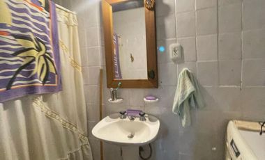 Casa en venta de 3 ambientes con patio y quincho con dormitorio y cocina -Wilde