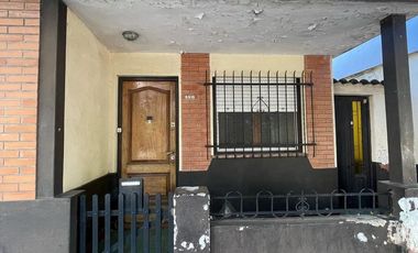 Casa en venta de 3 ambientes con patio y quincho con dormitorio y cocina -Wilde