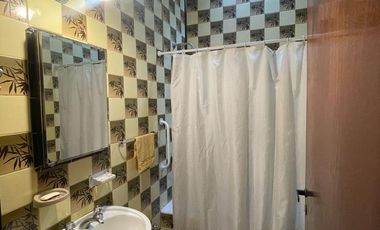 Casa en venta de 3 ambientes con patio y quincho con dormitorio y cocina -Wilde