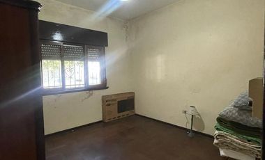 Casa en venta de 3 ambientes con patio y quincho con dormitorio y cocina -Wilde